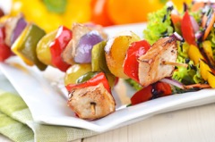  Skewers of marinated pork and colorful vegetables